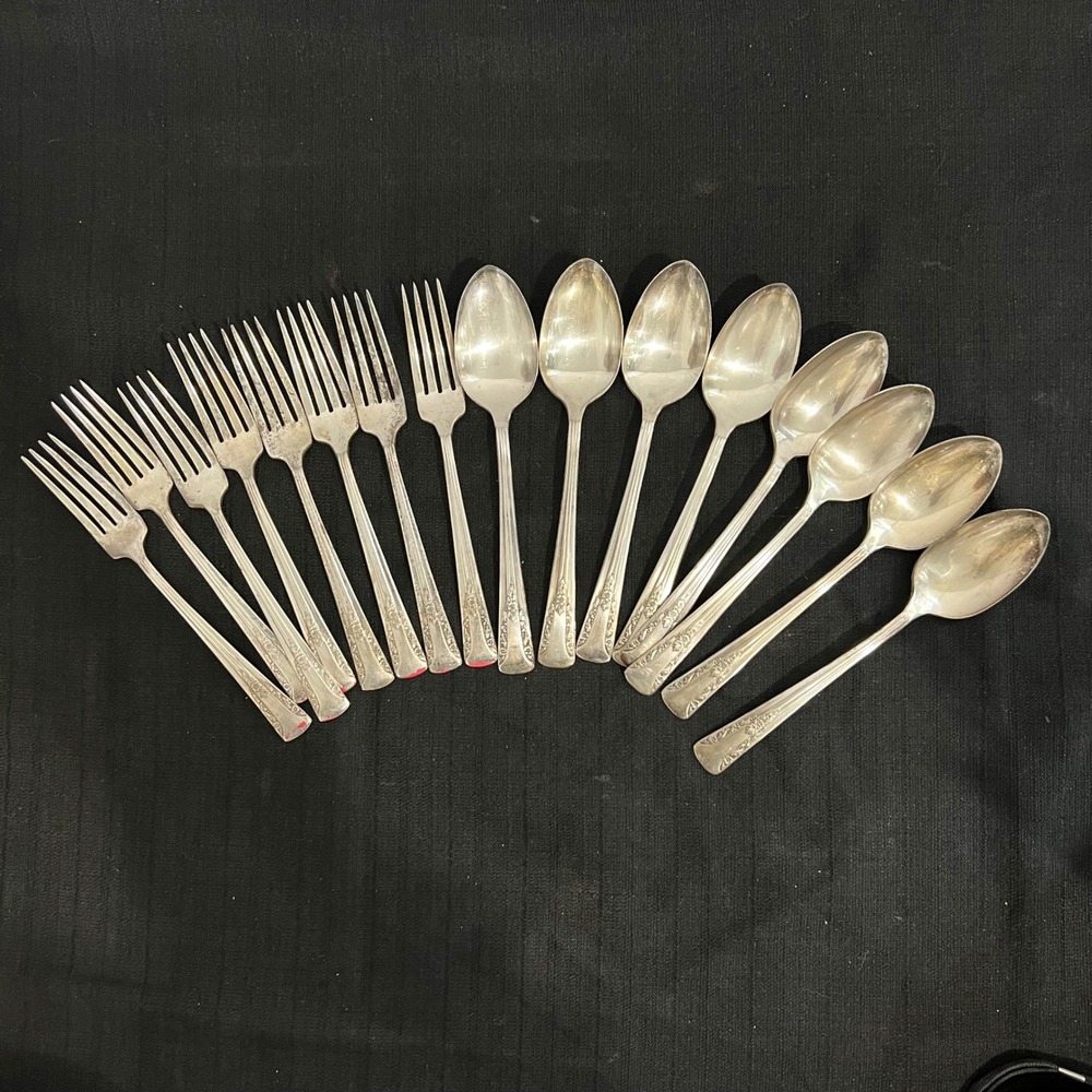 Vintage Camelia Silver‎ Plate 16 Piece Flatware Set 8 Dinner Forks 8 Teaspoons
